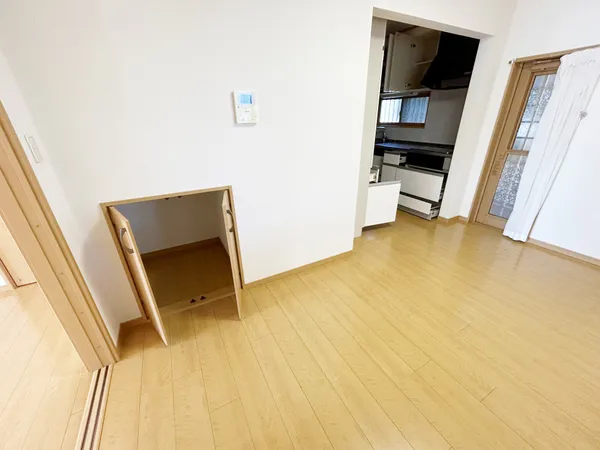 ダイニング。階段下収納有り。