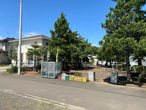 外観。東側は公園につき、開放的な立地です。