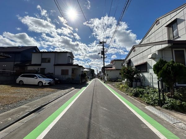 八軒小路 新築戸建 前面道路含む外観 八軒小路 新築戸建 前面道路含む外観