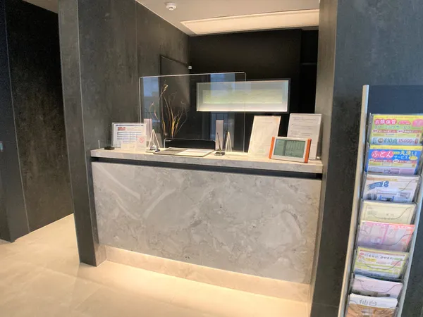 エントランスのフロントには専任のコンシェルジュが各種サービスの取次などを行い、居住者の方の快適なマンションライフをサポートします。
