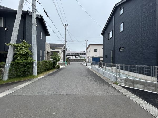 前面道路含む外観