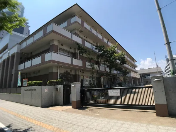 徒歩8分。