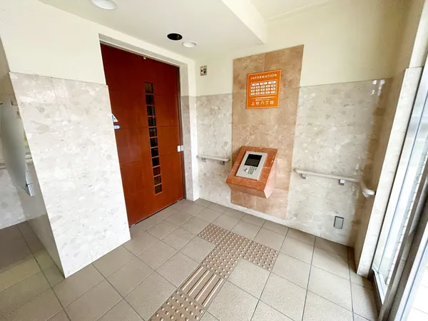 廊下幅は広々約１ｍ、床はフラットフラットフロアのバリアフリー設計となっております。