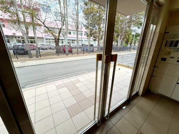 オートロック式のエントランス。道路の向こう側は宮城教育大学附属中学校になります。