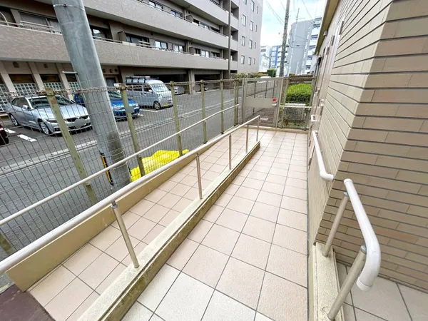 エントランスにもスロープがございますので車いすの方や、ベビーカーでも安心です。