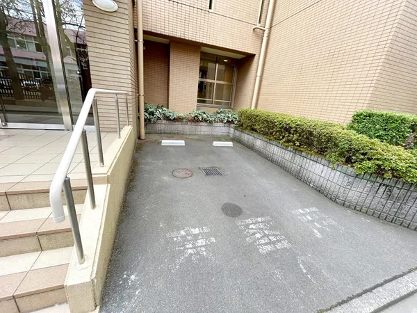 来客用駐車場はエントランスの西側に1台確保されております。
