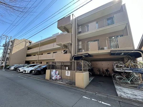 南側の三室の窓は高さ約２．５ｍのハイサッシ仕様で明るいお部屋です。