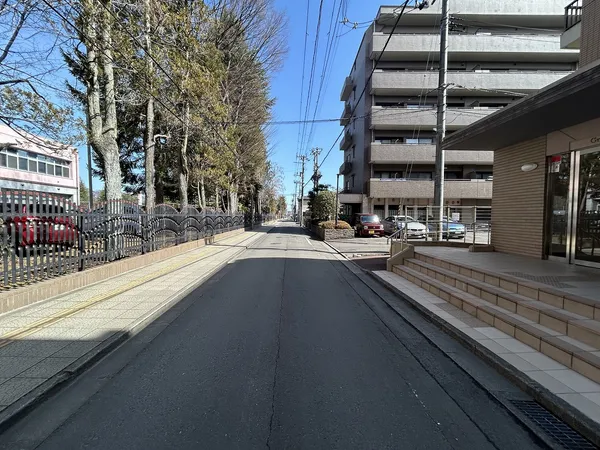 前面道路。片側歩道が確保されており、閑静な住宅街にございますのでお子様の通学にも安心な立地です。