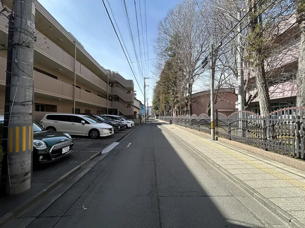 前面道路。一方通行で片側歩道付きの前面道路。マンションから西側約３７０ｍ、徒歩5分のところにイオンモール仙台上杉がございます。