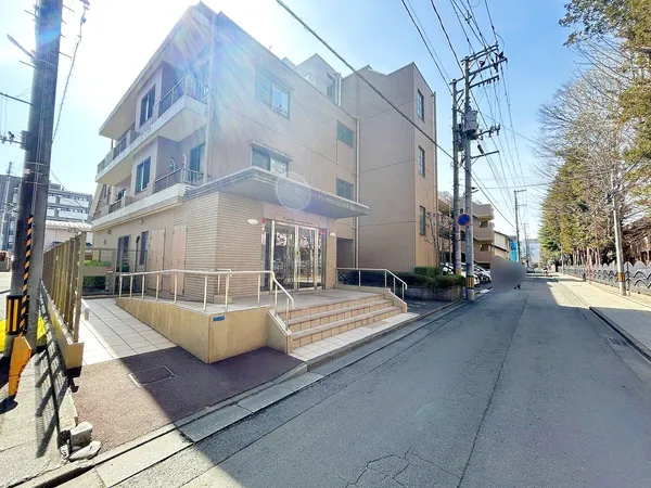 洋室約7.3帖には約11.74平米のルーフバルコニーに面しており、主寝室としてのプライバシー性も確保されております。またウォークインクローゼット装備で収納も豊富です。