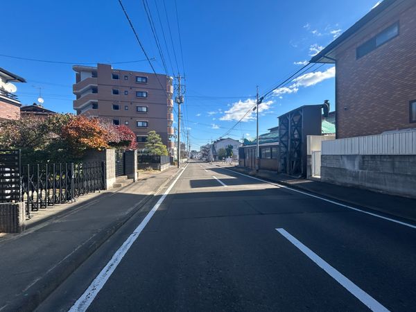 新坂町 土地 前面道路含む外観
