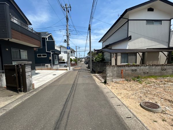前面道路含む外観