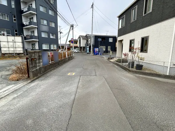 前面道路含む外観