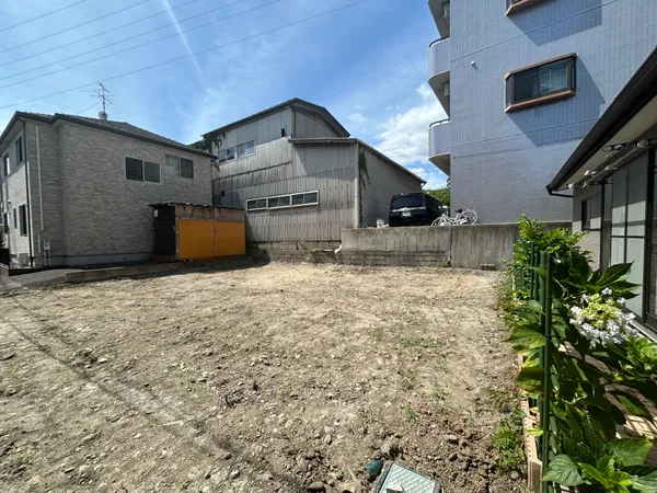 建築条件付きの土地ではございません。お好きなハウスメーカーで建築可能です。