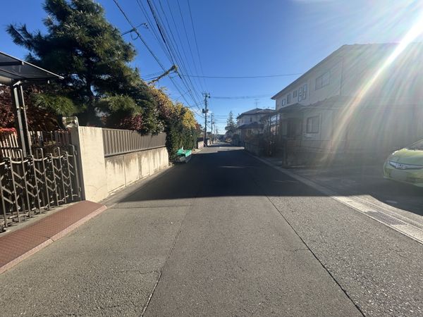 鶴ケ谷一丁目 古家付き土地 前面道路含む外観 前面道路含む外観