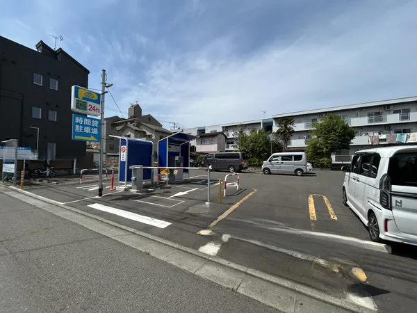 前面道路は広々とした公道です！