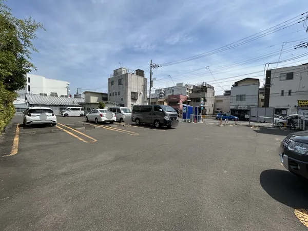 前面道路は広々とした公道です！