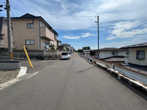 日本平 新築戸建 前面道路含む外観