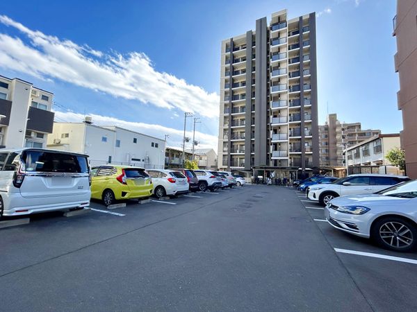 レーベン北六番丁AUTHORS 駐車場