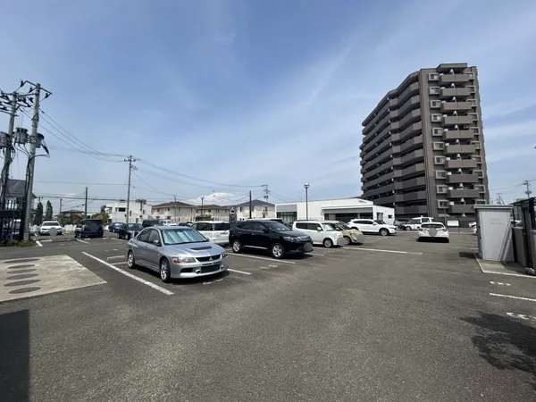 敷地内平置き駐車場全戸分完備！1台目の使用料無償！
