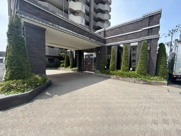ホテルライクな庇付きの車寄せがございます♪雨の日も濡れずに送迎など行えます。