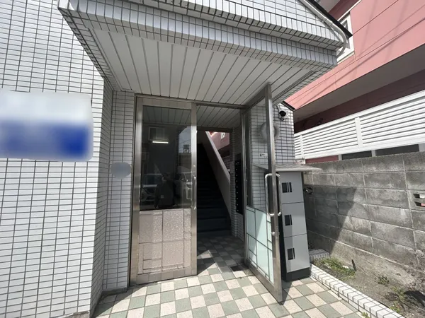 不在時でも荷物を受け取れる宅配ボックスを設置しております。
