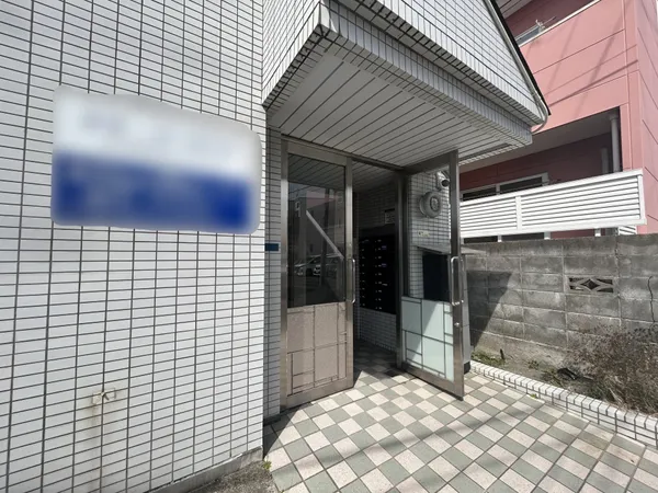 不在時でも荷物を受け取れる宅配ボックスを設置しております。