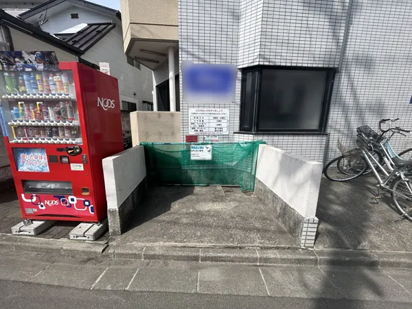 出入り口からすぐの場所に専用ゴミ置き場があります。