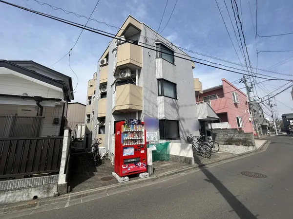 賃料収入の他に敷地内自動販売機の収入があります。