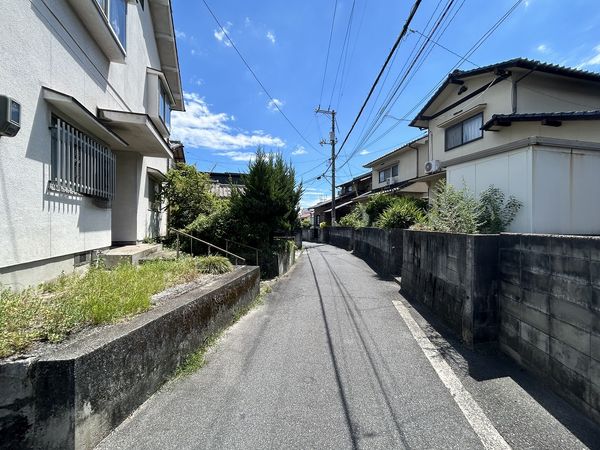 五日市5丁目 土地(古家あり) 前面道路含む外観 五日市5丁目 土地(古家あり) 前面道路含む外観