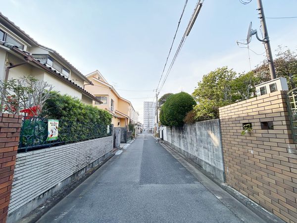 楽々園5丁目 土地(古家あり) 前面道路含む外観 楽々園5丁目 土地(古家あり) 前面道路含む外観