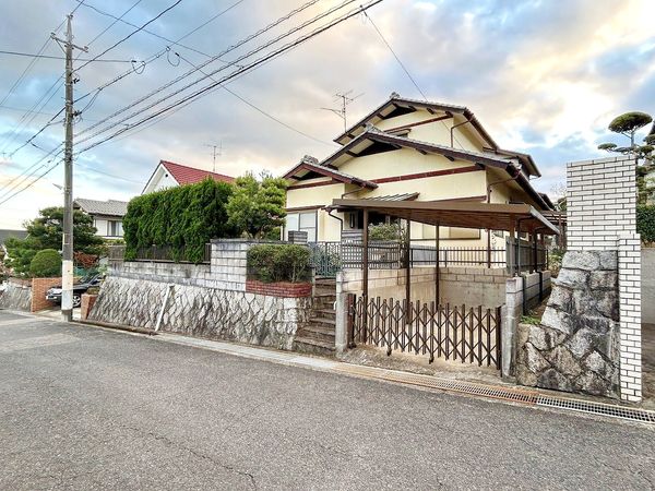 阿品台2丁目 古家あり 前面道路含む外観