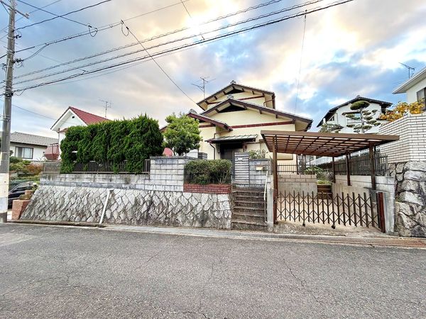 阿品台2丁目 古家あり 前面道路含む外観