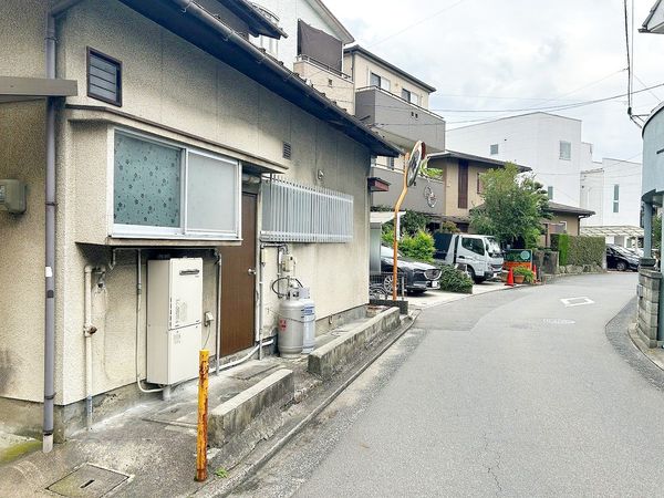 西原2丁目古家付き土地 前面道路含む外観
