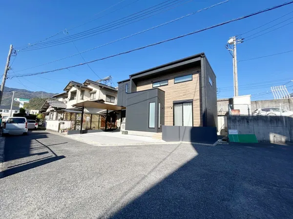 前面道路含む外観