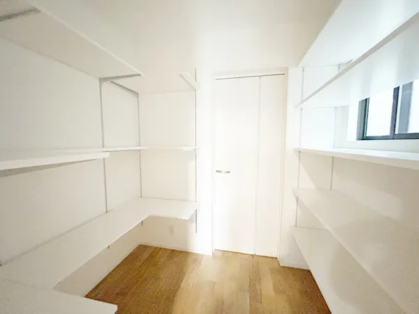 食品の保存に便利なパントリー付きです。