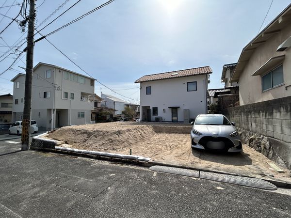 皆賀4丁目 新築戸建 前面道路含む外観 皆賀4丁目 新築戸建 前面道路含む外観