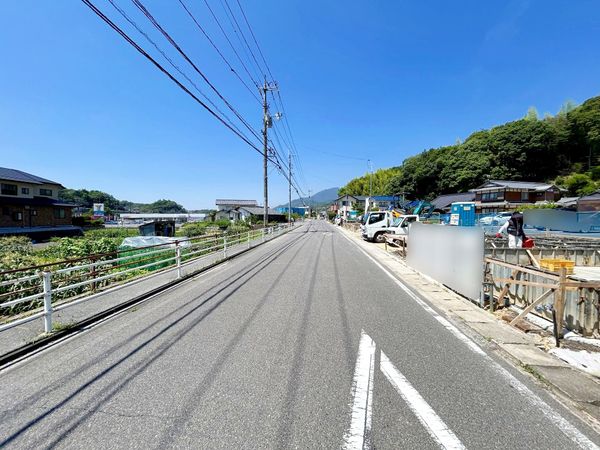 前面道路含む外観