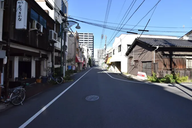 西側前面道路は幅員約8mあります。