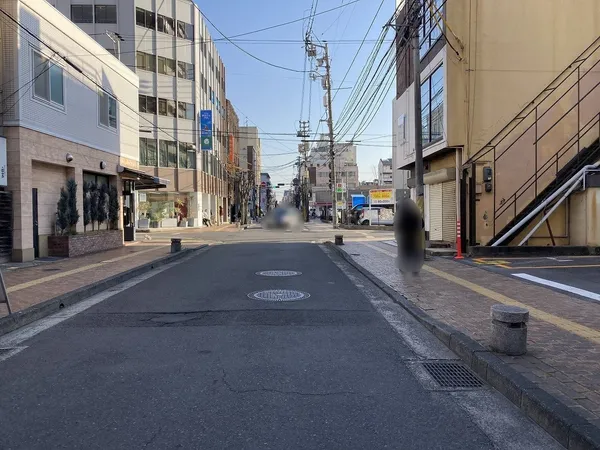 東側前面道路は幅員約10.9mあります。