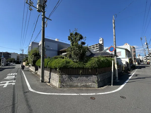 南と東の道路に面した開放感のある角地です。
