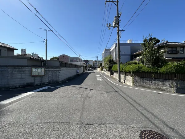 南側前面道路は幅員約7.8mあります。