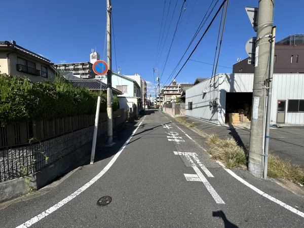 東側前面道路は幅員約5.8mあります。