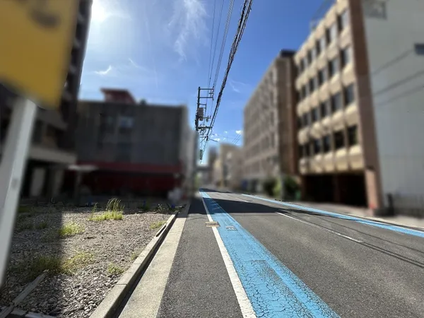 北側前面道路は幅員約10.8ｍと開放感があります。