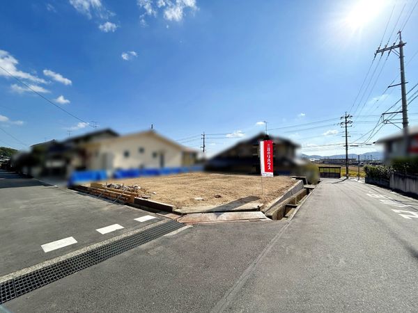 四御神土地 前面道路含む外観