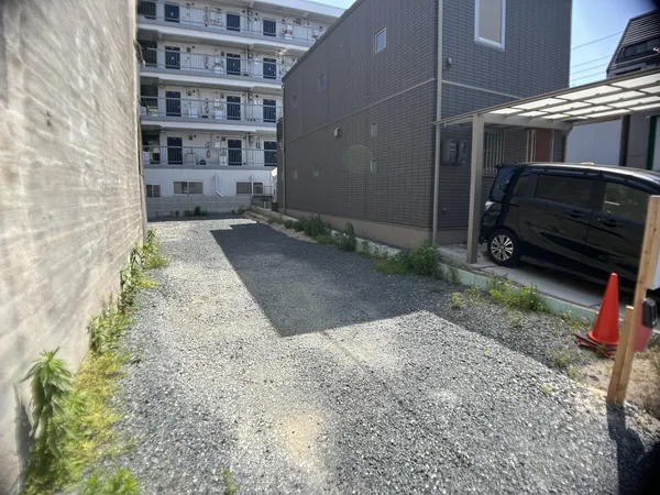 北側前面道路の間口は約4.9m、幅員は約11.0mあります。