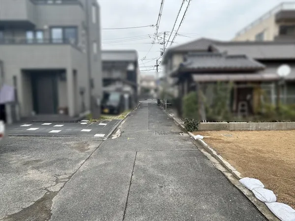 西側前面道路