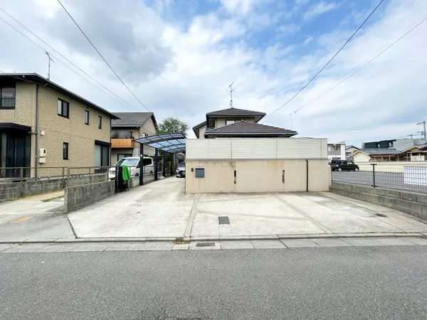 駐車場は3台以上駐車可能（車種による）です。