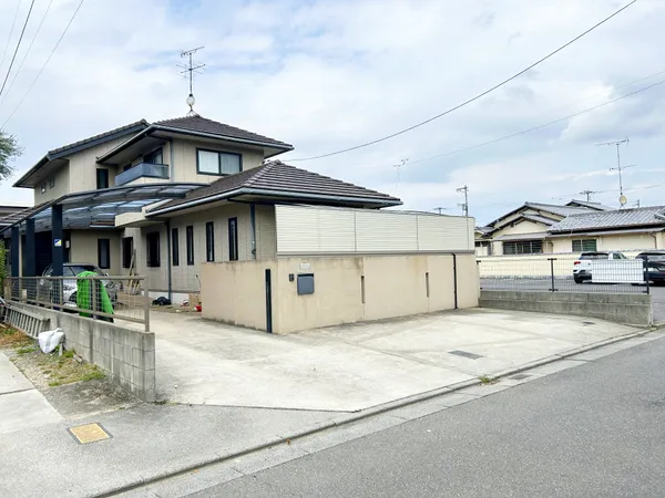 交通量の少ない閑静な住宅街に立地しています。