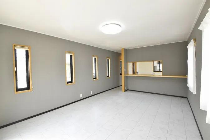 三面採光のリビングで、採光に配慮した設計です。